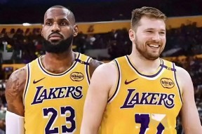 华体会app-包含湖人横扫凯尔特人B队,詹姆斯一己之力扛起全队的词条